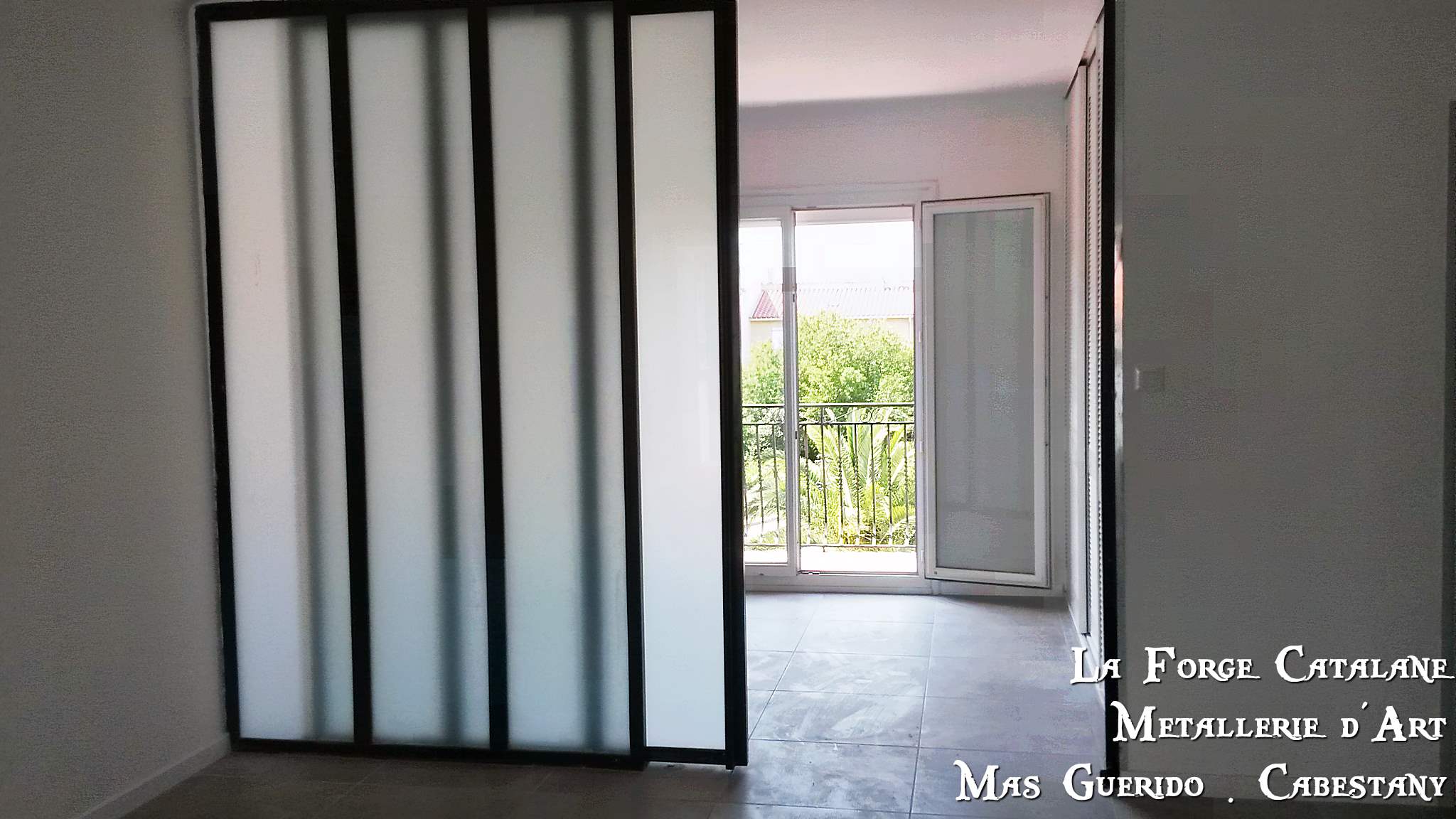 Verriere ancien atelier coulissante verre opalescent separation piece Forge Catalane.jpg